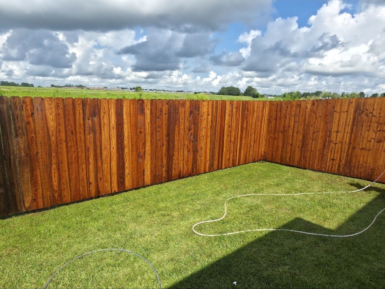Wood fence cleaning: after cleaning